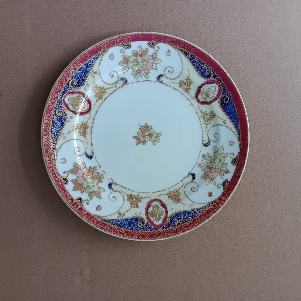 🪞Elegant Floral Dinner Plate with Red and Blue Design